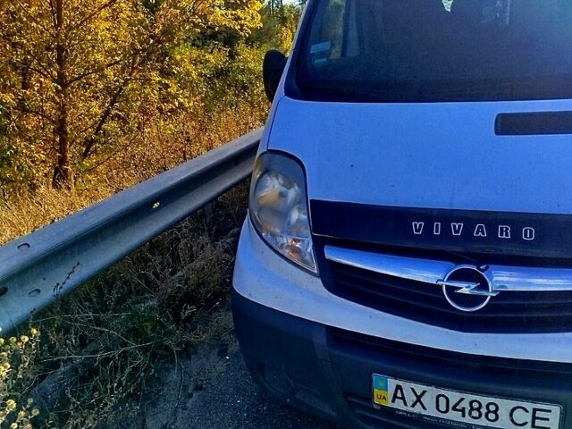Белый Опель Виваро, объемом двигателя 2.5 л и пробегом 285 тыс. км за 9000 $, фото 1 на Automoto.ua
