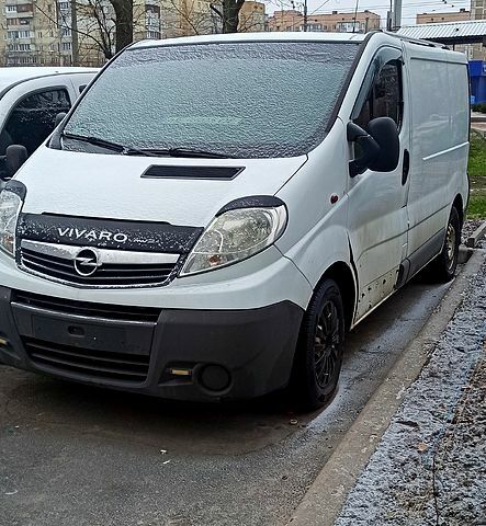 Белый Опель Виваро, объемом двигателя 2 л и пробегом 330 тыс. км за 10000 $, фото 1 на Automoto.ua