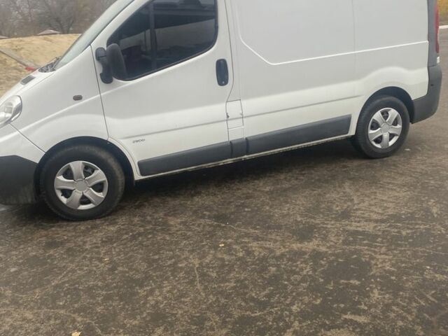 Белый Опель Виваро, объемом двигателя 2.5 л и пробегом 285 тыс. км за 6500 $, фото 1 на Automoto.ua