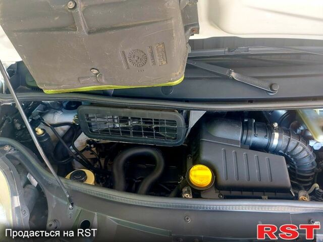 Белый Опель Виваро, объемом двигателя 2 л и пробегом 253 тыс. км за 9800 $, фото 1 на Automoto.ua