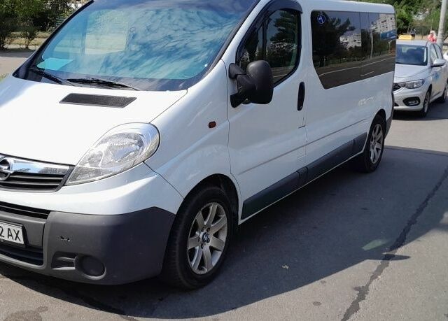 Белый Опель Виваро, объемом двигателя 2 л и пробегом 189 тыс. км за 9200 $, фото 1 на Automoto.ua