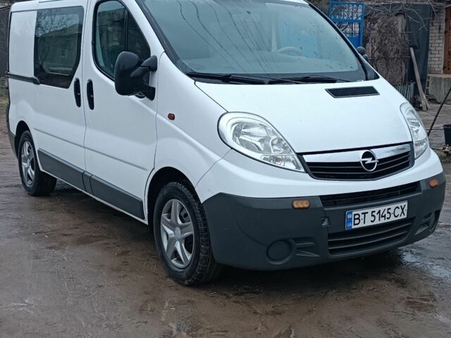 Белый Опель Виваро, объемом двигателя 2.5 л и пробегом 297 тыс. км за 11000 $, фото 1 на Automoto.ua