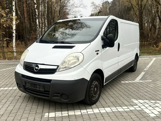 Белый Опель Виваро, объемом двигателя 2 л и пробегом 245 тыс. км за 4900 $, фото 1 на Automoto.ua