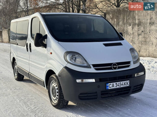 Белый Опель Виваро, объемом двигателя 1.9 л и пробегом 185 тыс. км за 7000 $, фото 1 на Automoto.ua