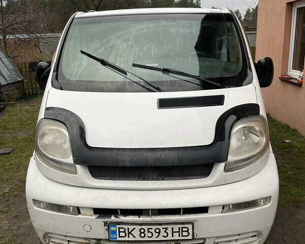 Белый Опель Виваро, объемом двигателя 1.9 л и пробегом 312 тыс. км за 4500 $, фото 1 на Automoto.ua