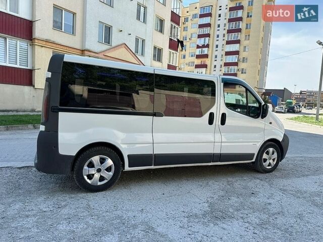 Белый Опель Виваро, объемом двигателя 2.5 л и пробегом 250 тыс. км за 7700 $, фото 1 на Automoto.ua