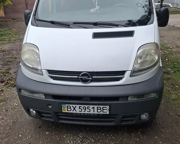 Белый Опель Виваро, объемом двигателя 2.46 л и пробегом 290 тыс. км за 7800 $, фото 1 на Automoto.ua