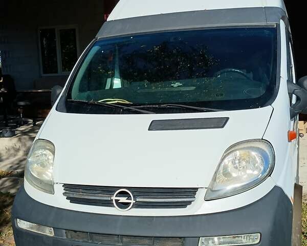 Белый Опель Виваро, объемом двигателя 2.5 л и пробегом 252 тыс. км за 7500 $, фото 1 на Automoto.ua