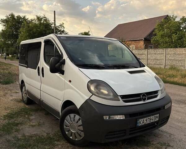 Белый Опель Виваро, объемом двигателя 1.9 л и пробегом 350 тыс. км за 6500 $, фото 1 на Automoto.ua