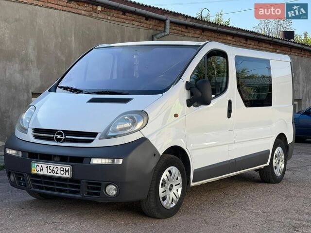 Білий Опель Віваро, об'ємом двигуна 2.5 л та пробігом 322 тис. км за 6999 $, фото 1 на Automoto.ua
