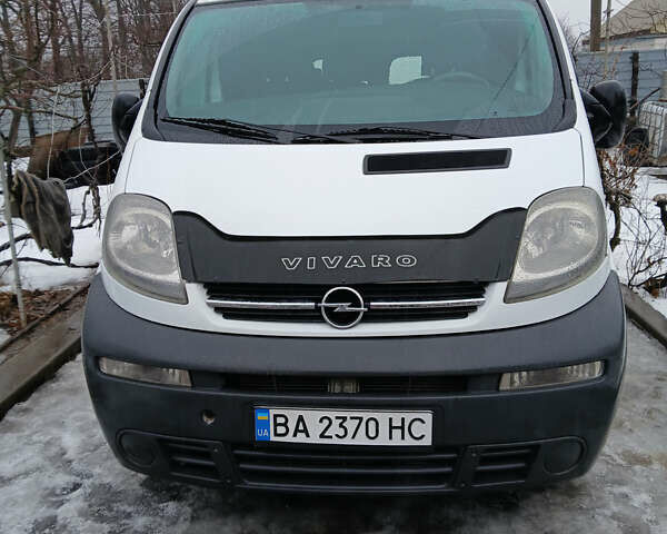 Белый Опель Виваро, объемом двигателя 2.46 л и пробегом 300 тыс. км за 8500 $, фото 1 на Automoto.ua