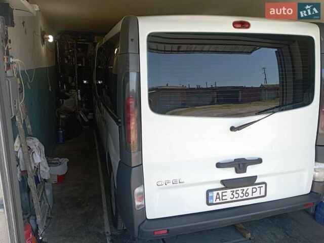 Белый Опель Виваро, объемом двигателя 2.5 л и пробегом 220 тыс. км за 8500 $, фото 1 на Automoto.ua