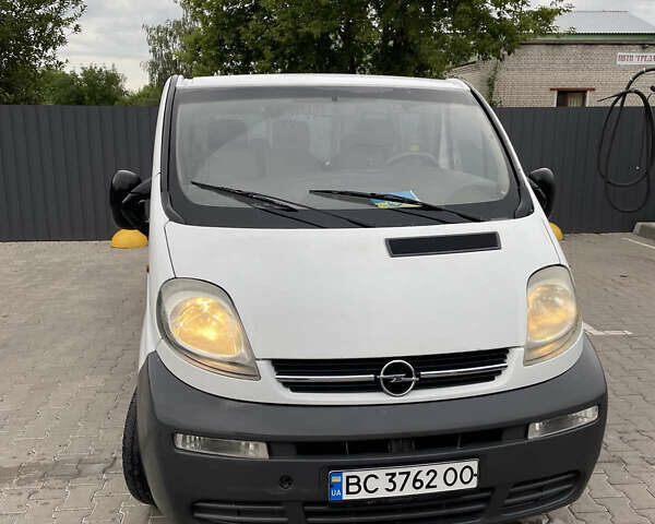 Белый Опель Виваро, объемом двигателя 1.9 л и пробегом 217 тыс. км за 7000 $, фото 1 на Automoto.ua