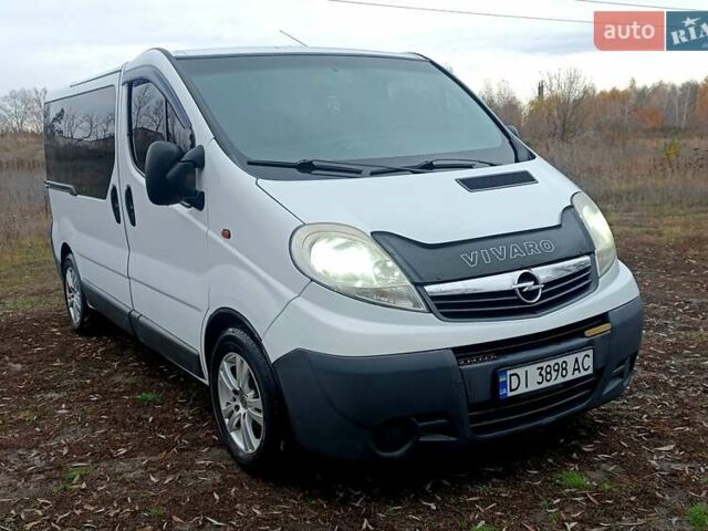 Білий Опель Віваро, об'ємом двигуна 2 л та пробігом 307 тис. км за 9300 $, фото 1 на Automoto.ua