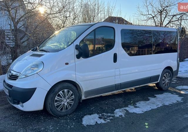 Белый Опель Виваро, объемом двигателя 2.46 л и пробегом 440 тыс. км за 9500 $, фото 1 на Automoto.ua