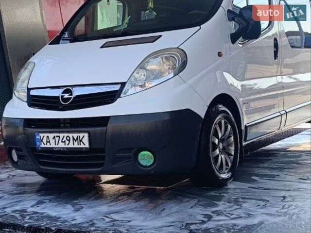 Білий Опель Віваро, об'ємом двигуна 2 л та пробігом 300 тис. км за 9000 $, фото 1 на Automoto.ua