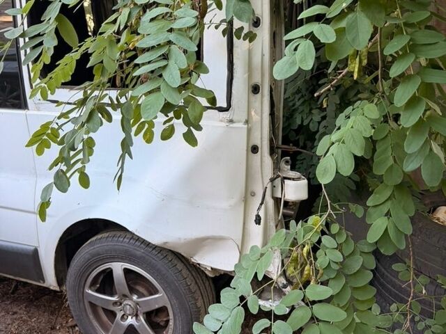 Белый Опель Виваро, объемом двигателя 2 л и пробегом 280 тыс. км за 5600 $, фото 1 на Automoto.ua