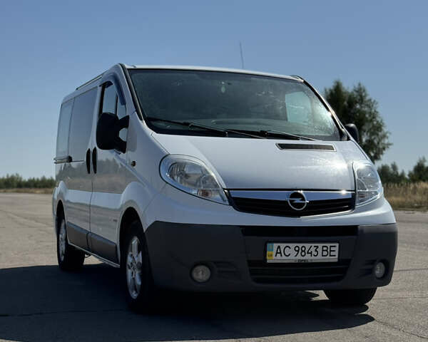 Білий Опель Віваро, об'ємом двигуна 2.5 л та пробігом 223 тис. км за 8800 $, фото 1 на Automoto.ua