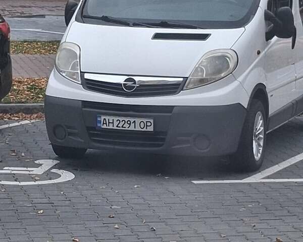 Білий Опель Віваро, об'ємом двигуна 2 л та пробігом 302 тис. км за 8500 $, фото 1 на Automoto.ua