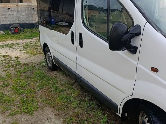 Белый Опель Виваро, объемом двигателя 2.5 л и пробегом 364 тыс. км за 7999 $, фото 1 на Automoto.ua