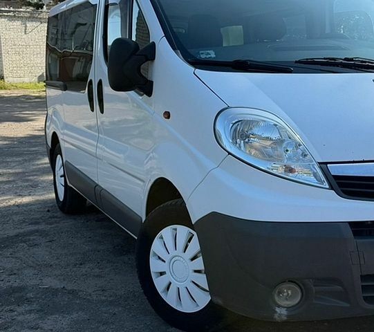 Білий Опель Віваро, об'ємом двигуна 2 л та пробігом 260 тис. км за 7300 $, фото 1 на Automoto.ua