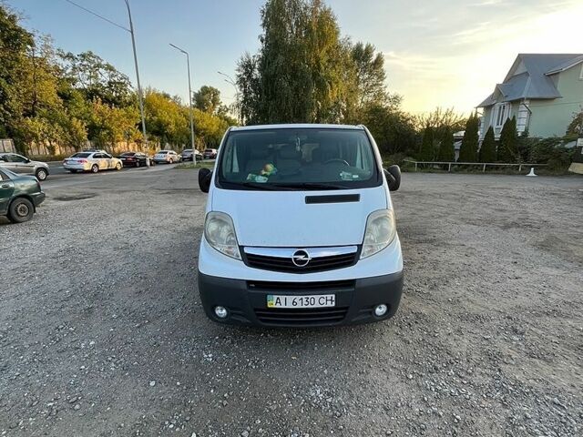 Белый Опель Виваро, объемом двигателя 2.5 л и пробегом 515 тыс. км за 7000 $, фото 1 на Automoto.ua