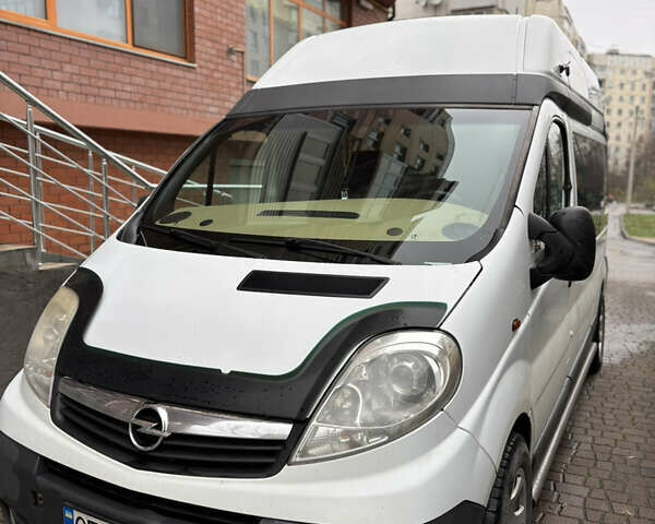 Белый Опель Виваро, объемом двигателя 2.46 л и пробегом 300 тыс. км за 10500 $, фото 1 на Automoto.ua