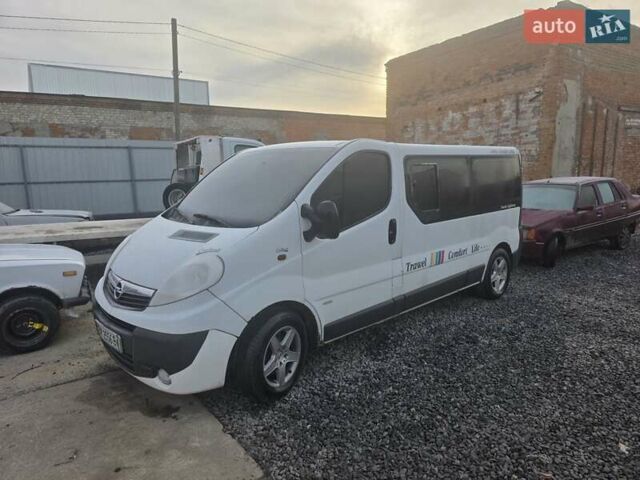 Белый Опель Виваро, объемом двигателя 2.46 л и пробегом 260 тыс. км за 8500 $, фото 1 на Automoto.ua