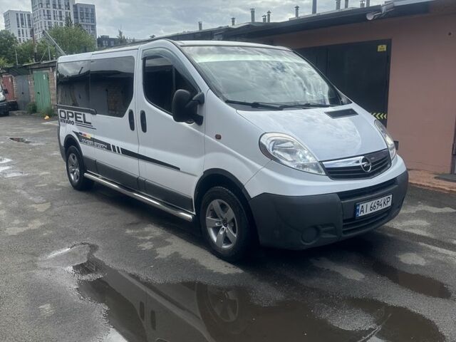 Белый Опель Виваро, объемом двигателя 2.5 л и пробегом 290 тыс. км за 10100 $, фото 1 на Automoto.ua