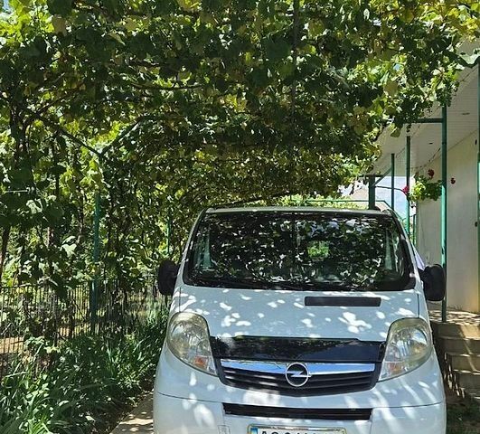 Білий Опель Віваро, об'ємом двигуна 2.02 л та пробігом 310 тис. км за 9200 $, фото 1 на Automoto.ua