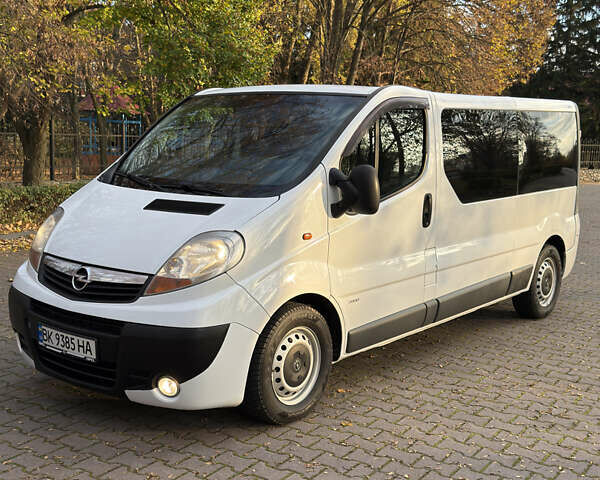 Белый Опель Виваро, объемом двигателя 2.5 л и пробегом 330 тыс. км за 10400 $, фото 1 на Automoto.ua