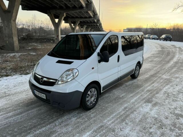 Белый Опель Виваро, объемом двигателя 2.5 л и пробегом 217 тыс. км за 9600 $, фото 1 на Automoto.ua