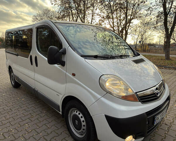 Белый Опель Виваро, объемом двигателя 2.46 л и пробегом 330 тыс. км за 9950 $, фото 1 на Automoto.ua