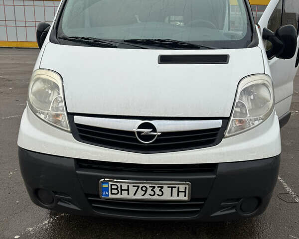Белый Опель Виваро, объемом двигателя 2 л и пробегом 309 тыс. км за 7600 $, фото 1 на Automoto.ua