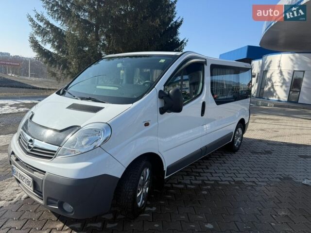 Белый Опель Виваро, объемом двигателя 2.5 л и пробегом 265 тыс. км за 11000 $, фото 1 на Automoto.ua