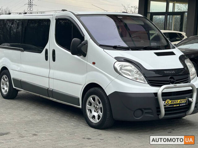 Белый Опель Виваро, объемом двигателя 2.5 л и пробегом 300 тыс. км за 12700 $, фото 1 на Automoto.ua