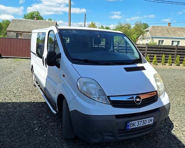 Білий Опель Віваро, об'ємом двигуна 2 л та пробігом 248 тис. км за 12600 $, фото 1 на Automoto.ua