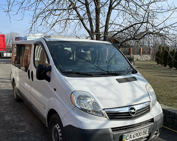 Белый Опель Виваро, объемом двигателя 2.46 л и пробегом 192 тыс. км за 12000 $, фото 1 на Automoto.ua