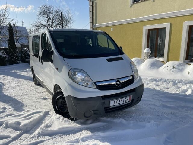 Белый Опель Виваро, объемом двигателя 2 л и пробегом 350 тыс. км за 4000 $, фото 1 на Automoto.ua