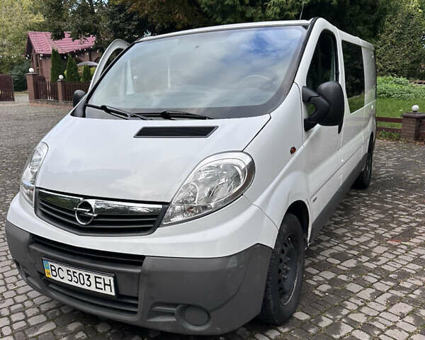 Белый Опель Виваро, объемом двигателя 2 л и пробегом 283 тыс. км за 10300 $, фото 1 на Automoto.ua