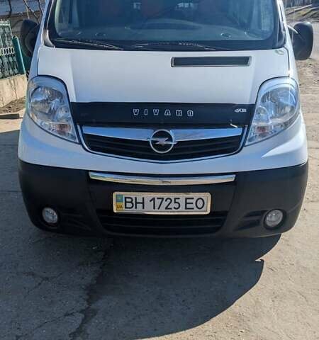 Белый Опель Виваро, объемом двигателя 2 л и пробегом 117 тыс. км за 16200 $, фото 1 на Automoto.ua