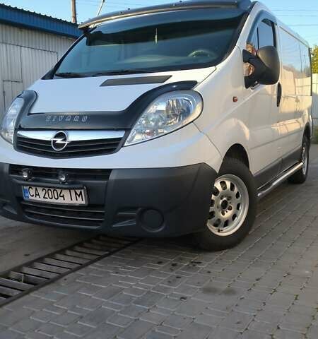 Белый Опель Виваро, объемом двигателя 2 л и пробегом 400 тыс. км за 9000 $, фото 1 на Automoto.ua