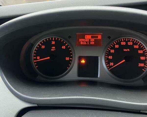 Білий Опель Віваро, об'ємом двигуна 2 л та пробігом 240 тис. км за 11500 $, фото 1 на Automoto.ua