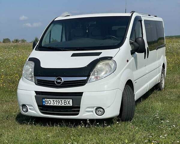 Белый Опель Виваро, объемом двигателя 2.5 л и пробегом 450 тыс. км за 13600 $, фото 1 на Automoto.ua