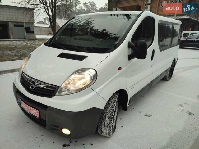 Белый Опель Виваро, объемом двигателя 2.5 л и пробегом 197 тыс. км за 14300 $, фото 1 на Automoto.ua