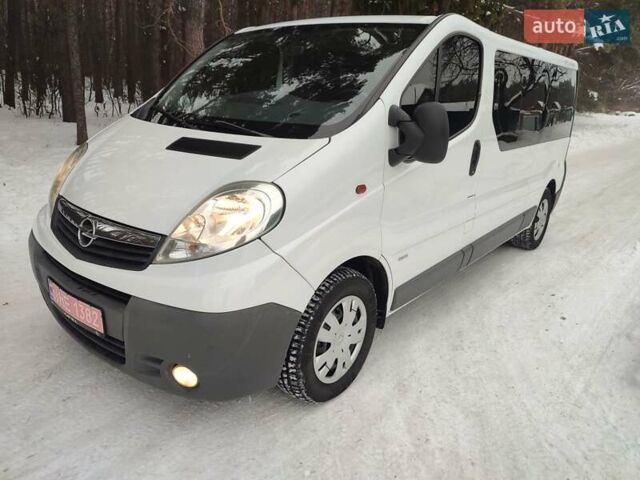 Білий Опель Віваро, об'ємом двигуна 2.5 л та пробігом 199 тис. км за 14000 $, фото 1 на Automoto.ua