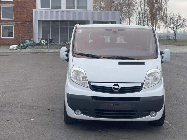 Белый Опель Виваро, объемом двигателя 2.5 л и пробегом 274 тыс. км за 8000 $, фото 1 на Automoto.ua