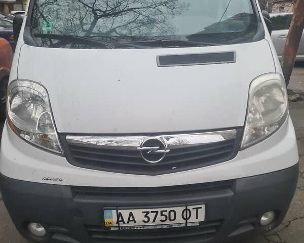 Белый Опель Виваро, объемом двигателя 2 л и пробегом 158 тыс. км за 11800 $, фото 1 на Automoto.ua