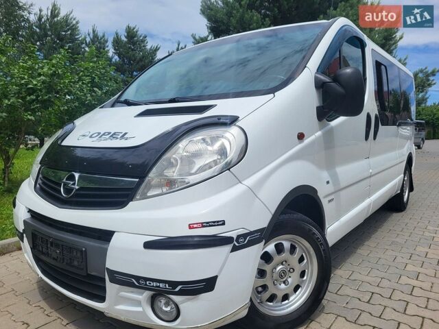 Белый Опель Виваро, объемом двигателя 2.5 л и пробегом 236 тыс. км за 13600 $, фото 1 на Automoto.ua