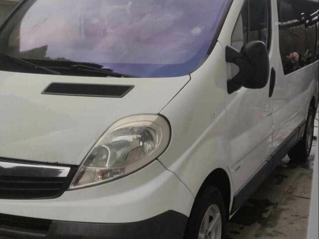 Білий Опель Віваро, об'ємом двигуна 2.5 л та пробігом 670 тис. км за 13000 $, фото 1 на Automoto.ua